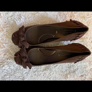 BCBGMAXA-ZRIA Brown suede shoes with brown ribbon like trim. Front and back trim